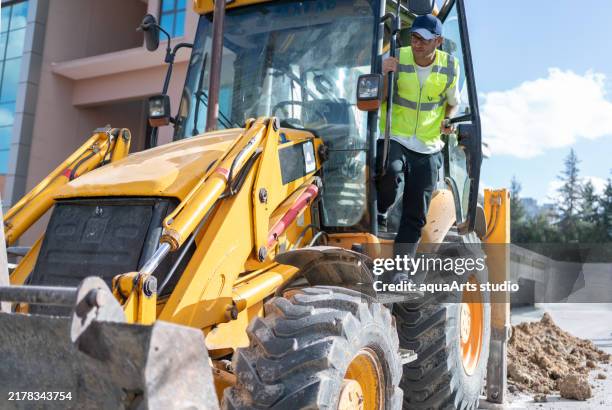 excavator operator working on street road - operador de sistema telefónico imagens e fotografias de stock