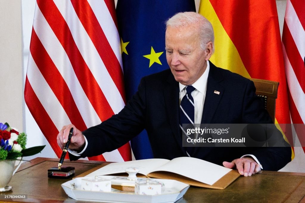 Joe Sign U.S. President Joe Biden signs the honorary guest book at Schloss ...