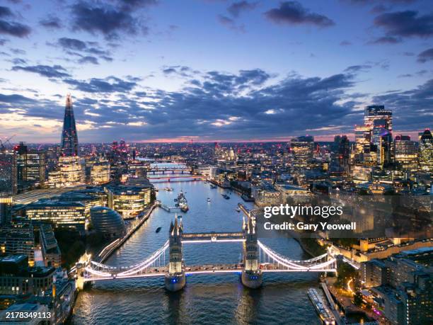 elevated view along river thames in london at dusk - londres inglaterra fotografías e imágenes de stock