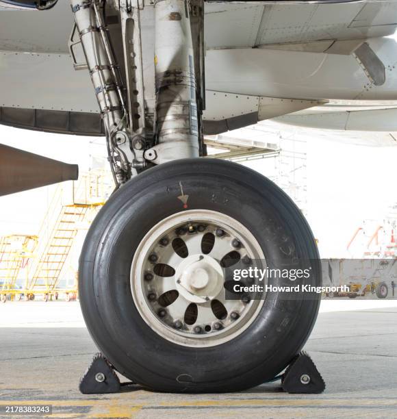 close up of aircraft undercarriage front wheel - landing gear stock pictures, royalty-free photos & images