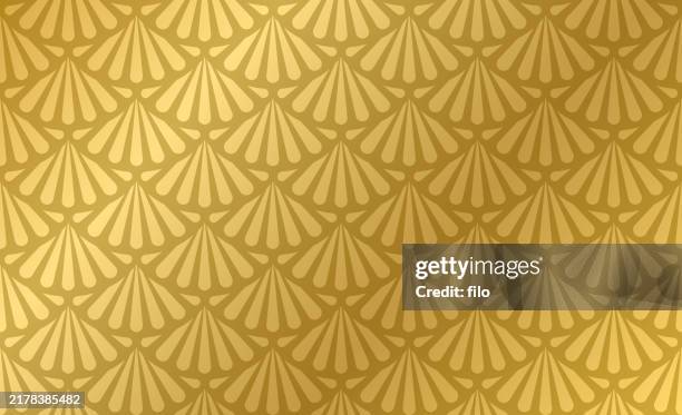 nahtloser sich wiederholender kachelbarer goldener muschel-lüfter-hintergrund - tropisches muster stock-grafiken, -clipart, -cartoons und -symbole