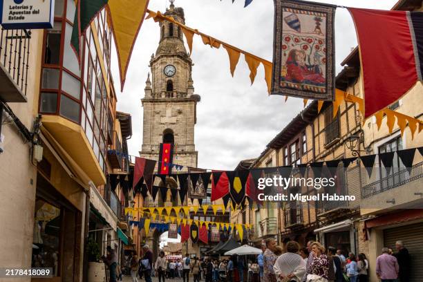 medieval market of toro in the historic center of the city. - toro photos et images de collection