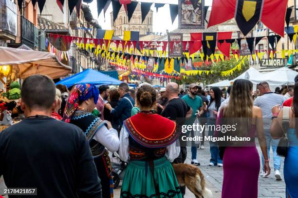 mittelalterlicher markt von toro im historischen zentrum der stadt. - mittelaltermarkt stock-fotos und bilder