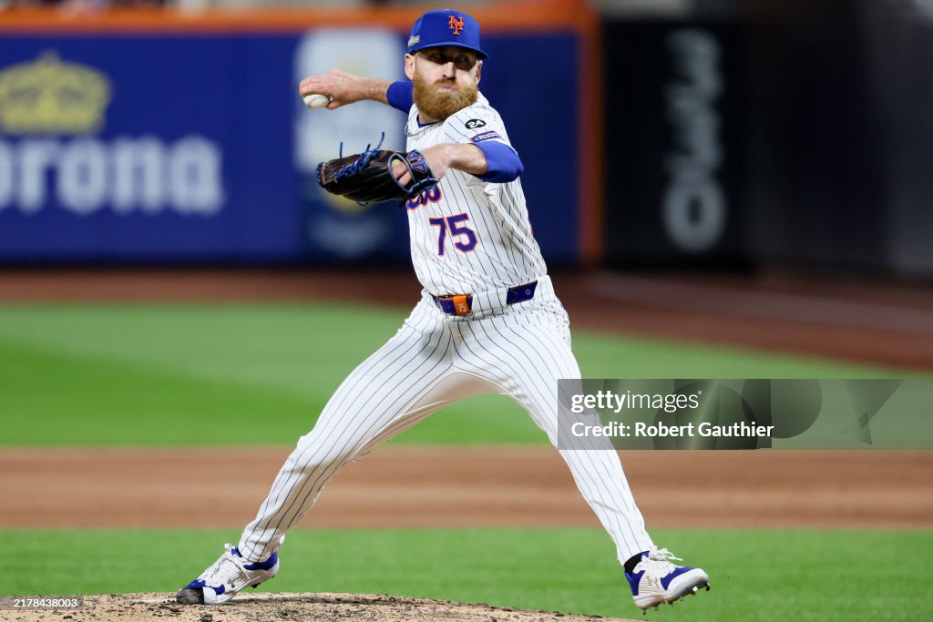 Garret Reed Reed Garrett of the New York Mets delivers a pitch during the fourth ...