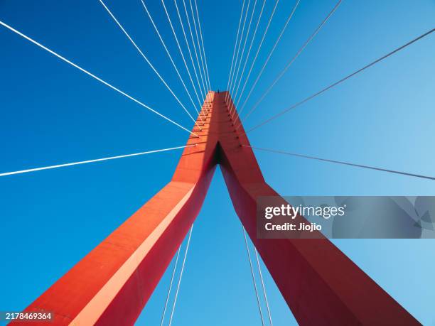red bridge structure - pont suspendu photos et images de collection