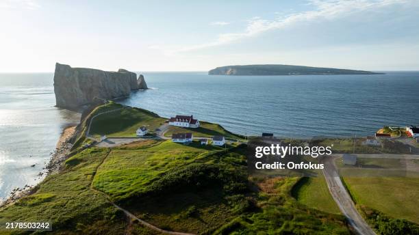luftaufnahme des rocher percé und der stadt percé in quebec, kanada bei sonnenaufgang - meerlandschaft stock-fotos und bilder