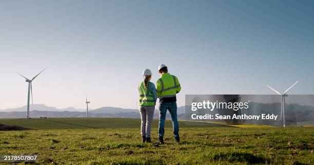 geschäftsleute, rücken- und elektroingenieure mit windkraftanlagen für saubere energie, erneuerbare energien oder vervielfältigungssysteme. mann, frau oder auftragnehmer mit umweltfreundlichen ressourcen für die kohlenstoffabscheidung - carbon capture stock-fotos und bilder