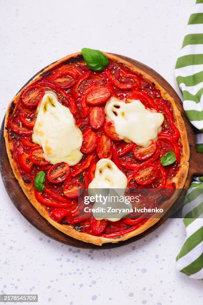 halloween cheese ghost pizza - fromage humour photos et images de collection