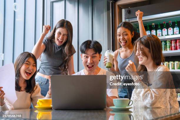 groupe de jeunes travaillant dans un café. - vente aux enchères photos et images de collection