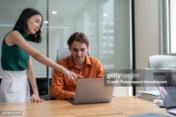 business development team strategizes market share growth using business intelligence software. focused on aligning business goals with data-driven insights, they share innovative ideas during a meeting. highlights teamwork, leadership. - ciclo de vida imagens e fotografias de stock