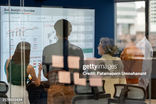 Un equipo de desarrollo empresarial diverso hace una lluvia de ideas sobre nuevos productos y servicios utilizando una pantalla digital durante una reunión de negocios. La inteligencia empresarial y las decisiones basadas en datos potencian la estrategia, Un equipo de desarrollo empresarial diverso hace una lluvia de ideas sobre nuevos productos y servicios utilizando una pantalla digital durante una reunión de negocios. La inteligencia empresarial y las decisiones basadas en datos potencian la estrategia,