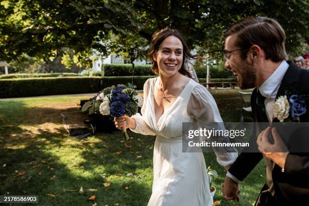 glückliche braut und bräutigam bei ihrer hochzeitszeremonie - hochzeitskleid stock-fotos und bilder