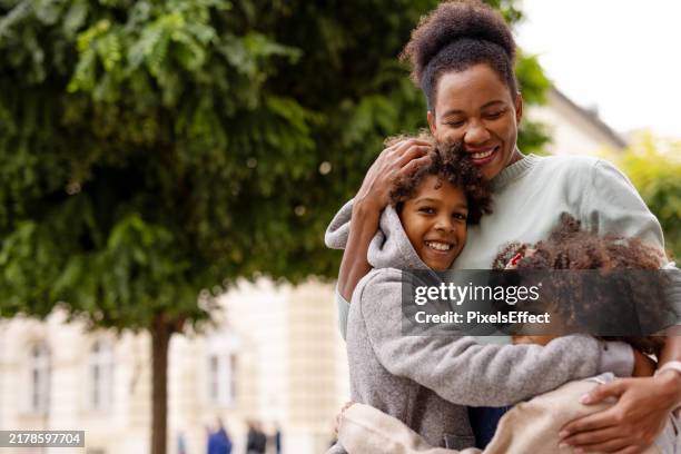 somos una familia feliz - familia fotografías e imágenes de stock