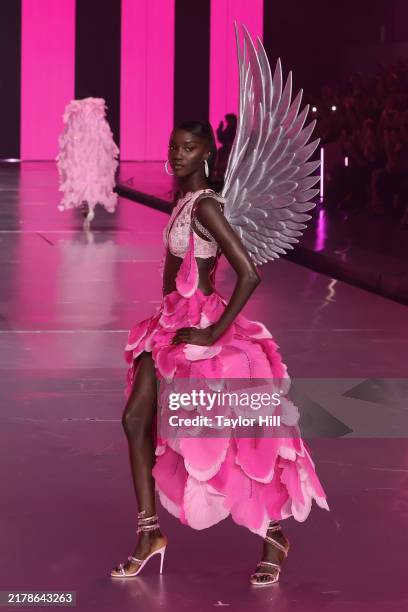 Anoki Modelo 1,224 Anok Yai Photos & High Res Pictures - Getty Images