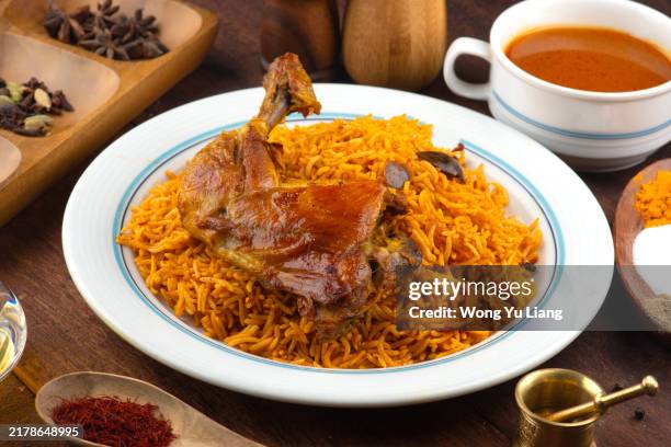 chicken mandi kabsa arabic rice with saffron - cucina del medio oriente foto e immagini stock