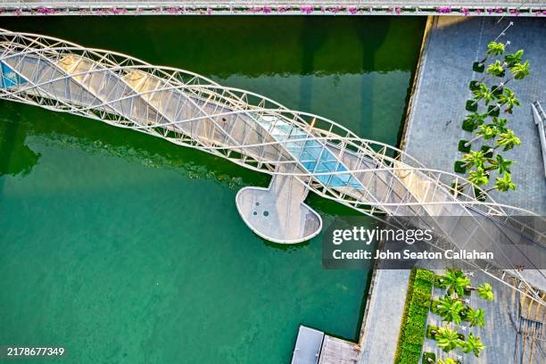 singapore, the helix bridge - helix bridge singapore stock pictures, royalty-free photos & images