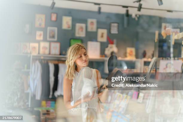 capturing memories - gift shop stock pictures, royalty-free photos & images