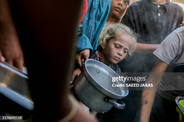 Food Rations Queue 638 Famine Struck Stock Photos, High-Res Pictures, and Images - Getty ...