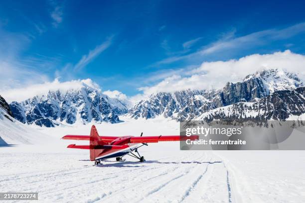 propeller ski-plane taking off of denali glacier - esquí y snowboard fotografías e imágenes de stock