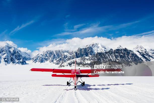 propeller ski-plane taking off of denali glacier - parque nacional de denali imagens e fotografias de stock