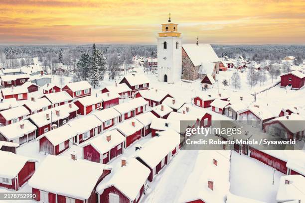 snowy cottages and bell tower at sunset, swedish lapland - suecia fotografías e imágenes de stock