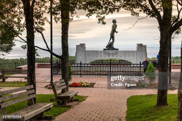 thunder bay ontario terry fox monument and statue overlooking lake superior - roadside memorial stock pictures, royalty-free photos & images