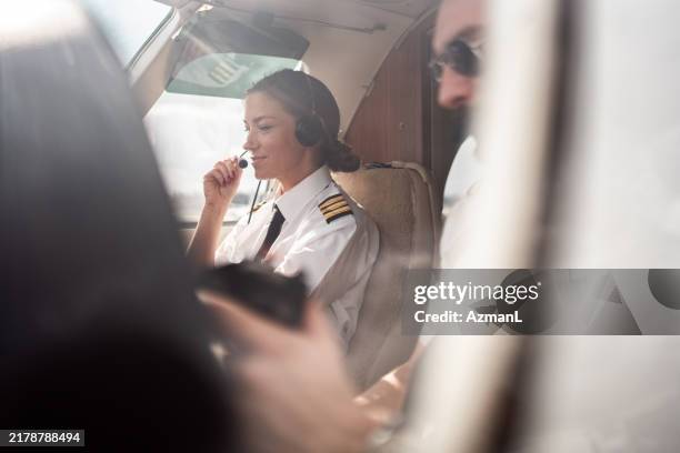 professionelle flieger navigieren durch die lüfte - pilot stock-fotos und bilder