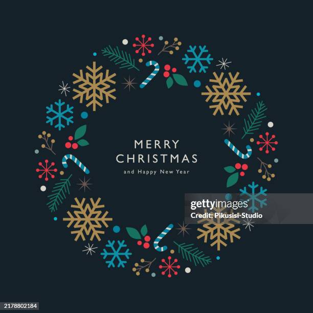 festlicher weihnachtskranz mit schneeflocken, tannenzweigen, zuckerstange und roten beeren - weihnachtskarte stock-grafiken, -clipart, -cartoons und -symbole