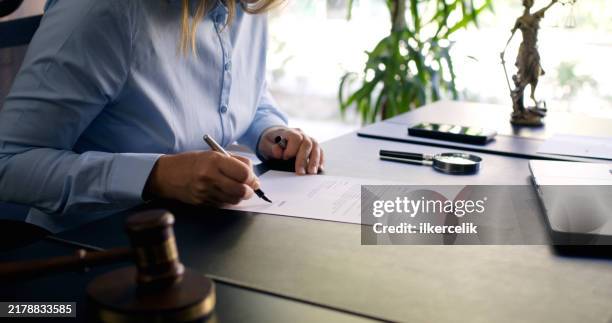 avvocato che firma il documento ufficiale - notaio foto e immagini stock