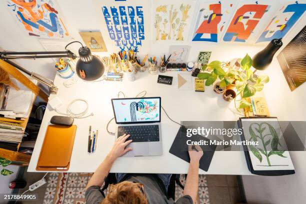 illustrator working at home - designberuf stock-fotos und bilder