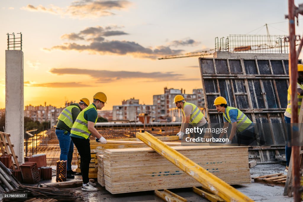 Trabalhadores da construção civil que trabalham em um canteiro de obras