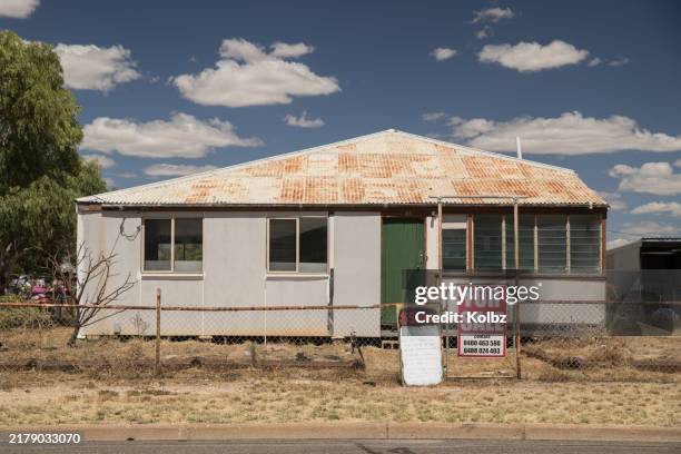 outback house for sale - verlaten slechte staat stockfoto's en -beelden