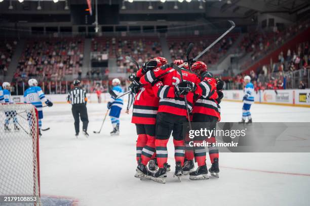 l’équipe de hockey sur glace célèbre après avoir marqué - hockey photos et images de collection