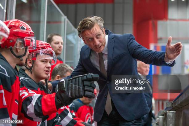 hockey coach directing his team during a game - treinador desportivo imagens e fotografias de stock