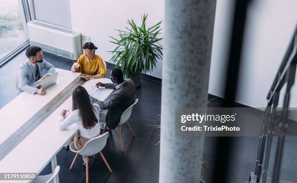 personas de negocios en reunión en la oficina. - gran angular fotografías e imágenes de stock