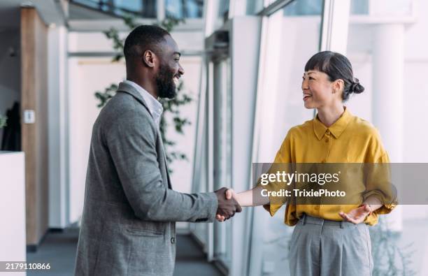 successful partnership. - está contratado imagens e fotografias de stock