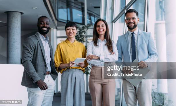 equipo de negocios exitoso. - cuatro personas fotografías e imágenes de stock