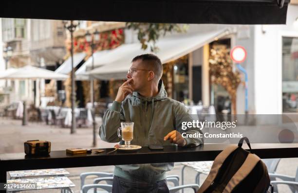 im fluss des alltags - zigarettenpause stock-fotos und bilder