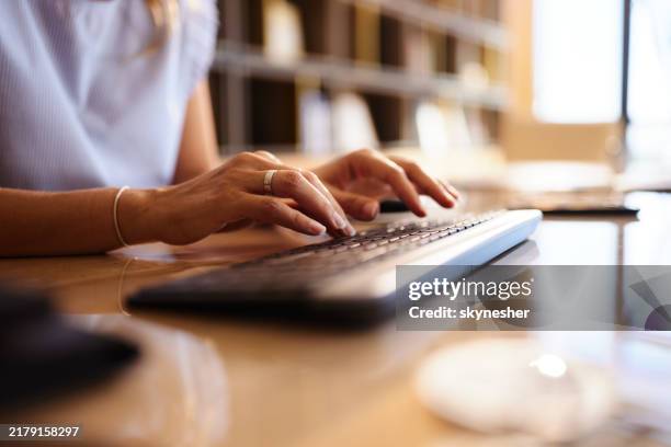primo piano di un'imprenditrice che lavora su pc in ufficio. - studio legale foto e immagini stock