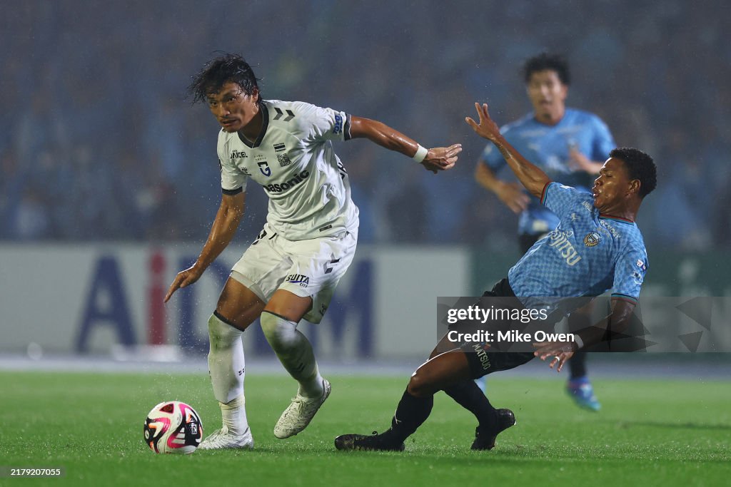 Kawasaki Frontale v Gamba Osaka - J.LEAGUE MEIJI YASUDA J1