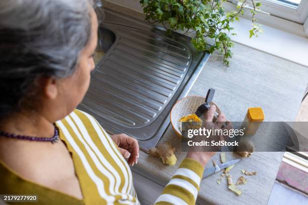 naturopathic medicine using food - alternative medicine stock pictures, royalty-free photos & images