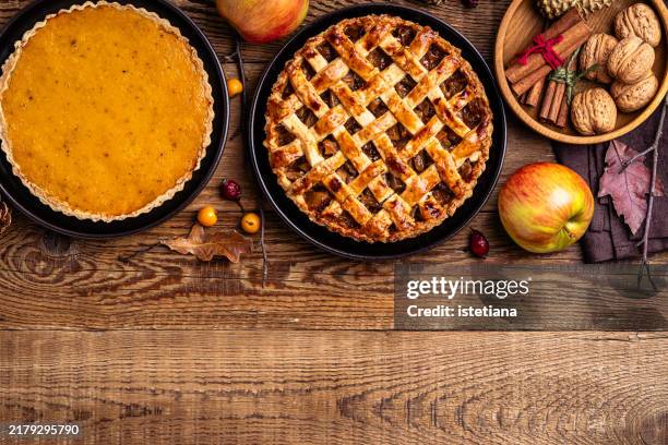 apple pie and pumpkin pie, thanksgiving day, traditional autumn and winter holiday desserts - apple pie stockfoto's en -beelden