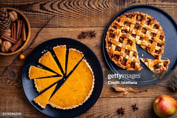 apple pie and pumpkin pie, thanksgiving day, traditional autumn and winter holiday desserts - tourte à la citrouille photos et images de collection