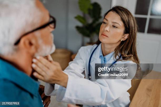 visita medica - mal di gola foto e immagini stock