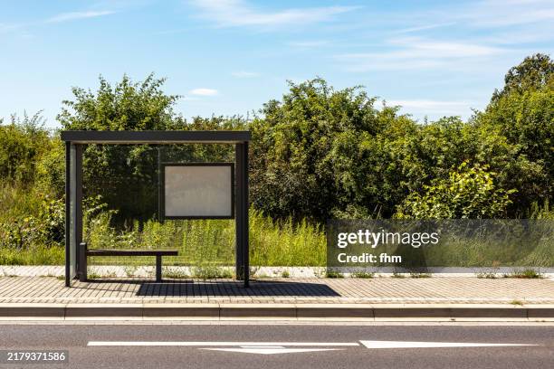 bus stop in the nature with arrow on the road - busshållplats bildbanksfoton och bilder