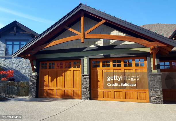 característica de diseño arquitectónico única en un garaje residencial - viga característica arquitectónica fotografías e imágenes de stock