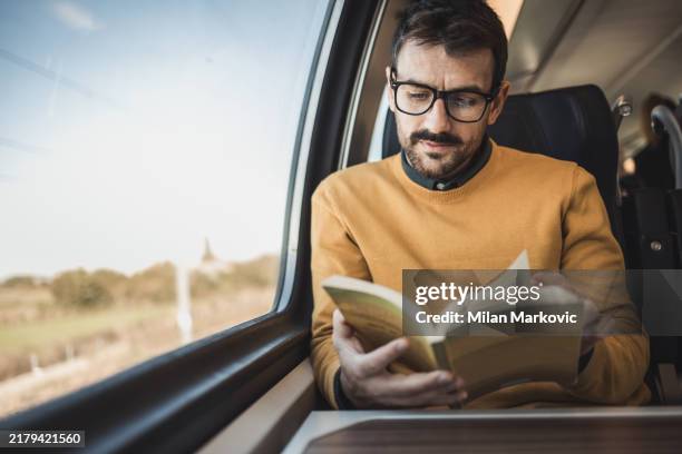 touristenzugfahrt mit gedanken und geschichten, perfekte zeit zum lesen - mittelalter mann stock-fotos und bilder