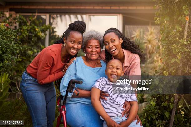 retrato de una amorosa familia multigeneracional de mujeres sonriendo felizmente a la cámara en el jardín - familia multigeneracional fotografías e imágenes de stock
