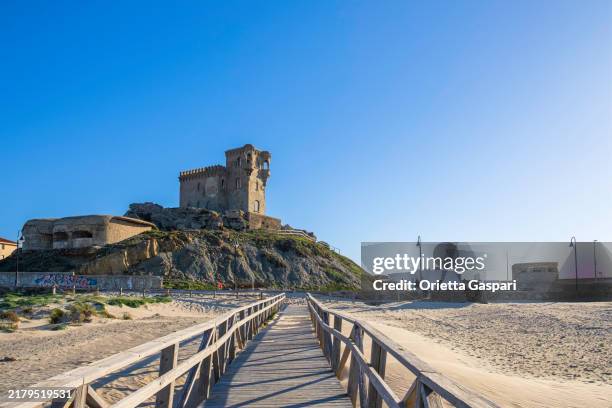 die burg santa catalina in tarifa, die stadt am südlichsten ende der iberischen halbinsel - tarifa stock-fotos und bilder