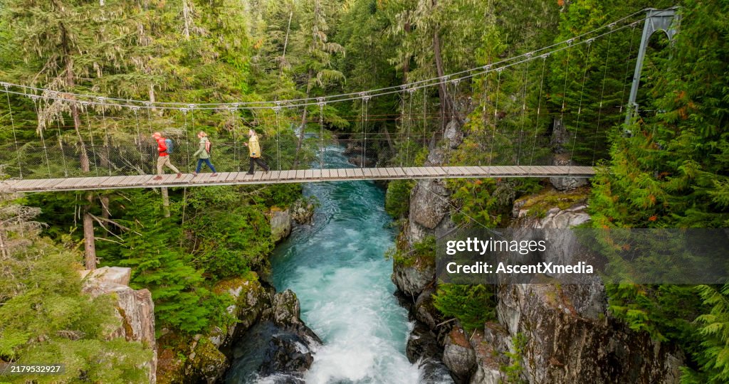 Luftaufnahme einer Familie auf einer Hängebrücke